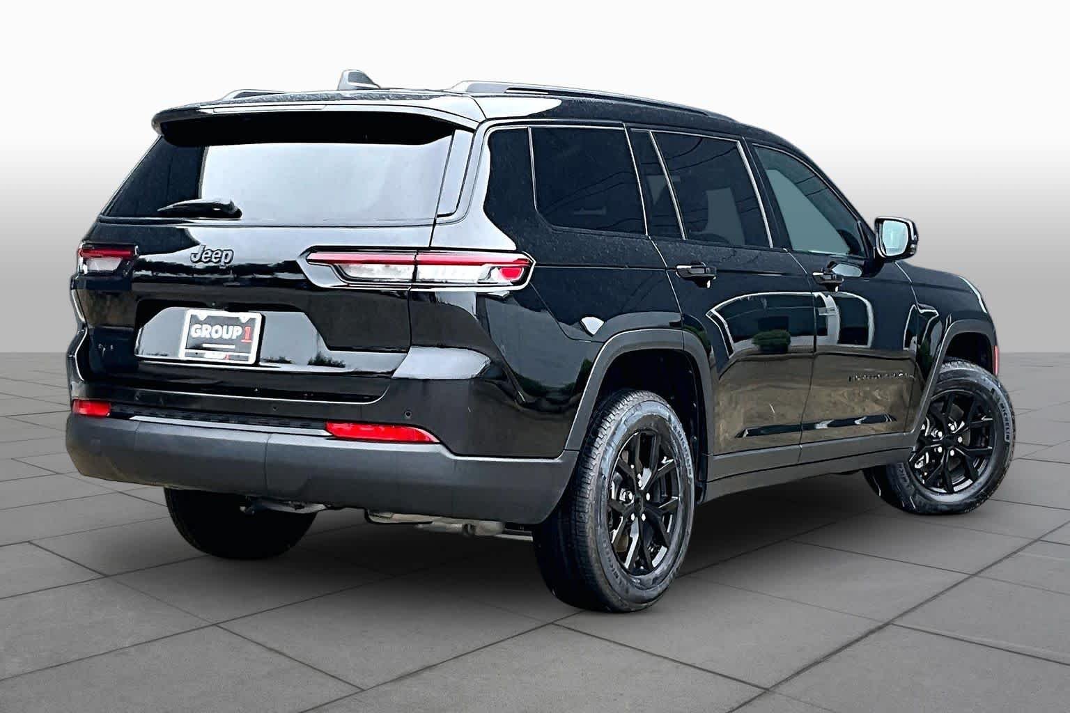 Used 2025 Diamond Black Crystal Pearlcoat Jeep Altitude X image 12
