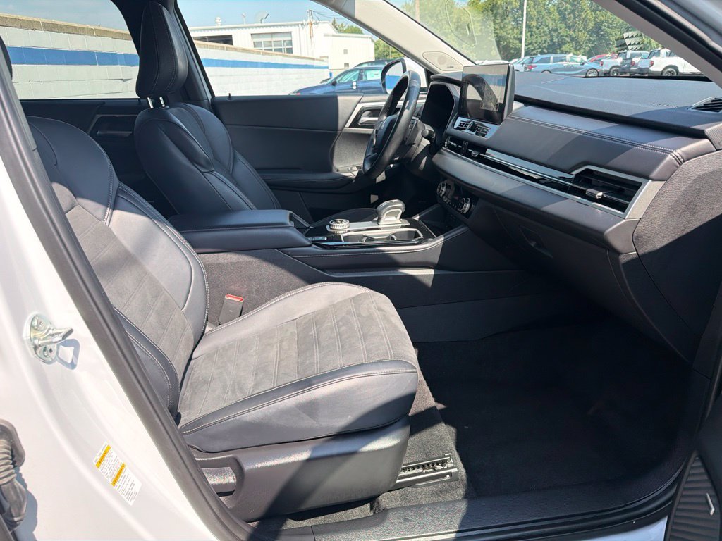 Used 2025  Mitsubishi SE image 24