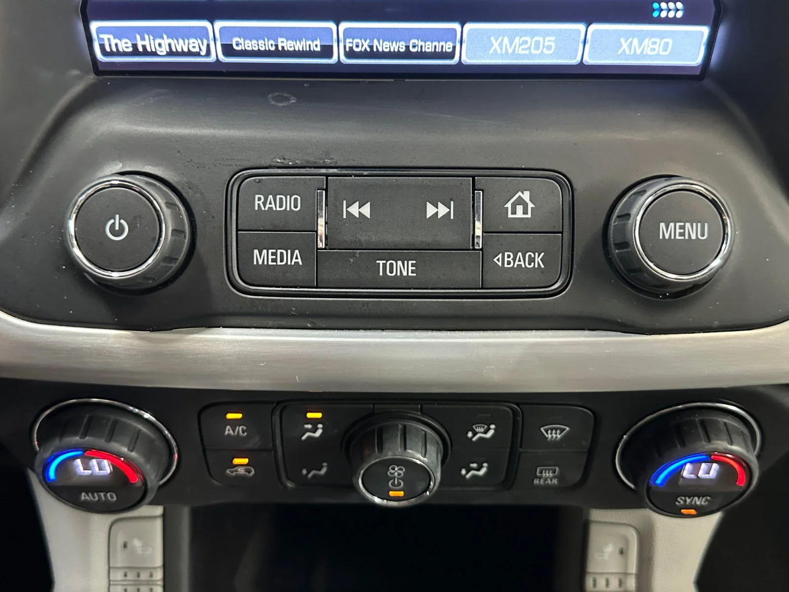 Used 2017 White Frost Tricoat GMC SLT image 17
