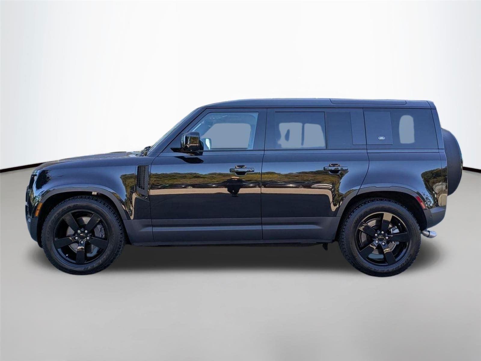 Used 2024 Santorini Black Metallic Land Rover SE image 8