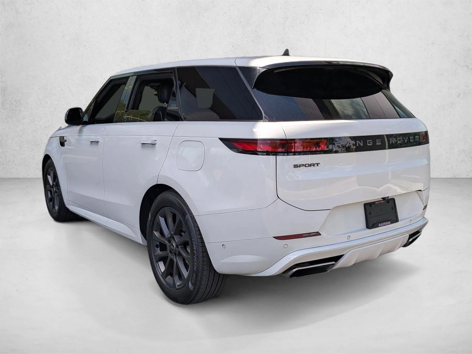 Used 2025 Fuji White Land Rover Dynamic SE image 7
