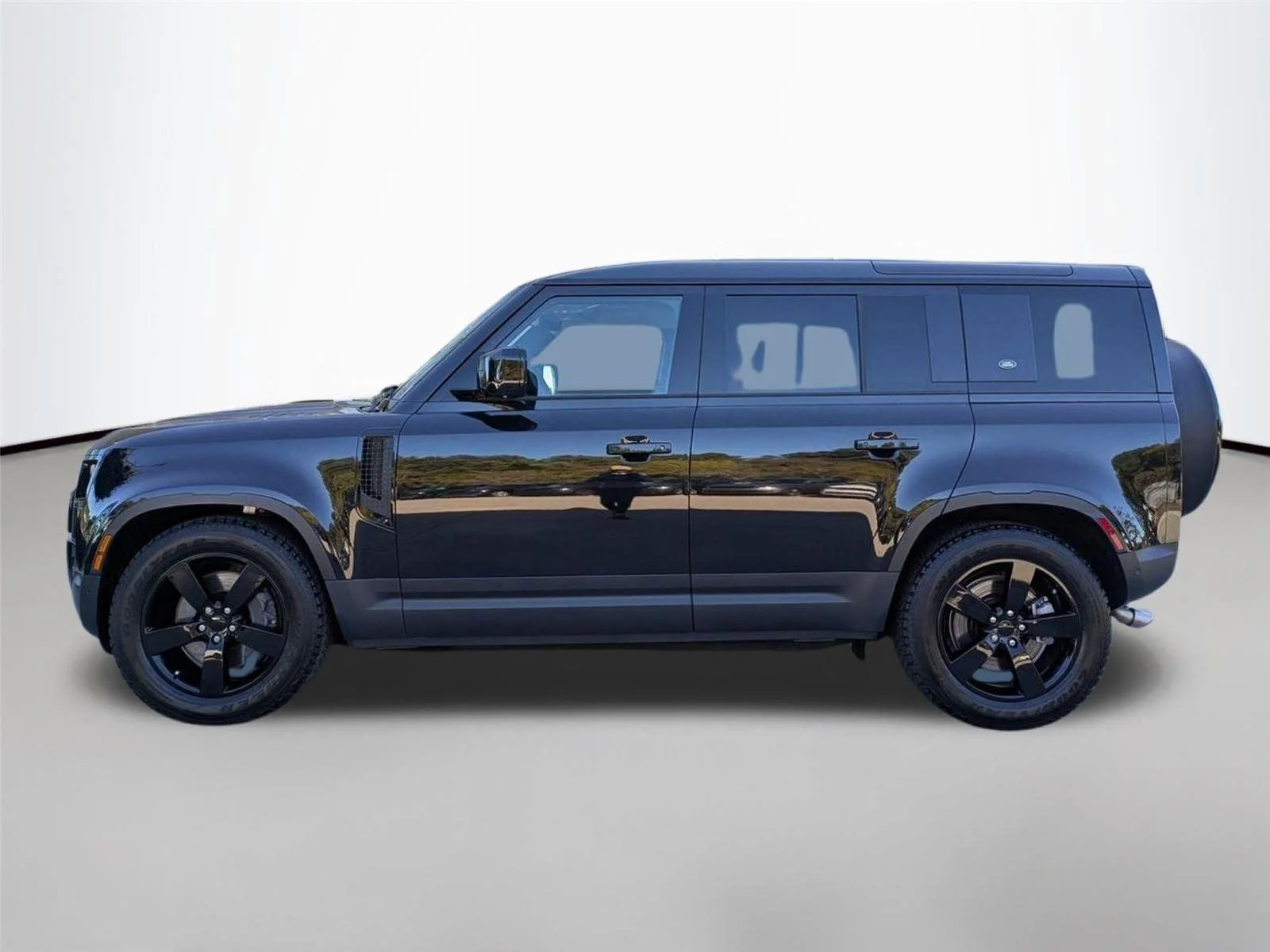 Used 2024 Santorini Black Metallic Land Rover SE image 8
