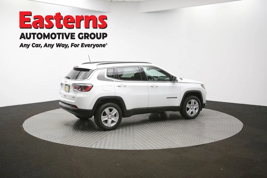Used 2022 White Jeep Latitude image 40