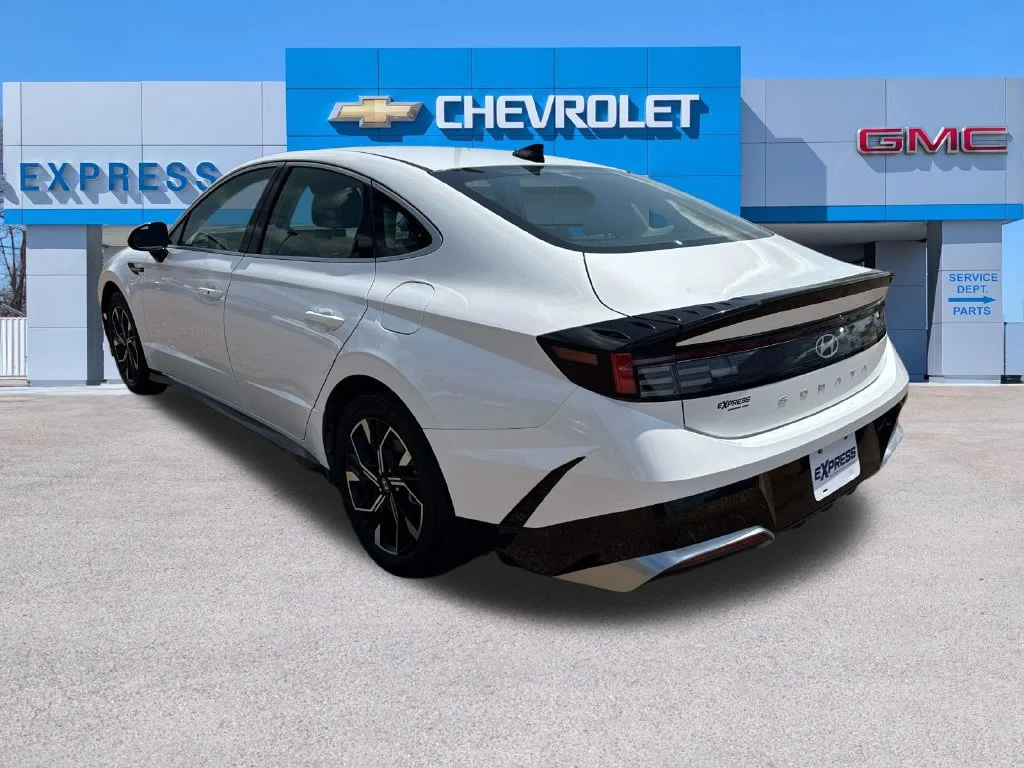 Used 2025 White Hyundai SEL image 5
