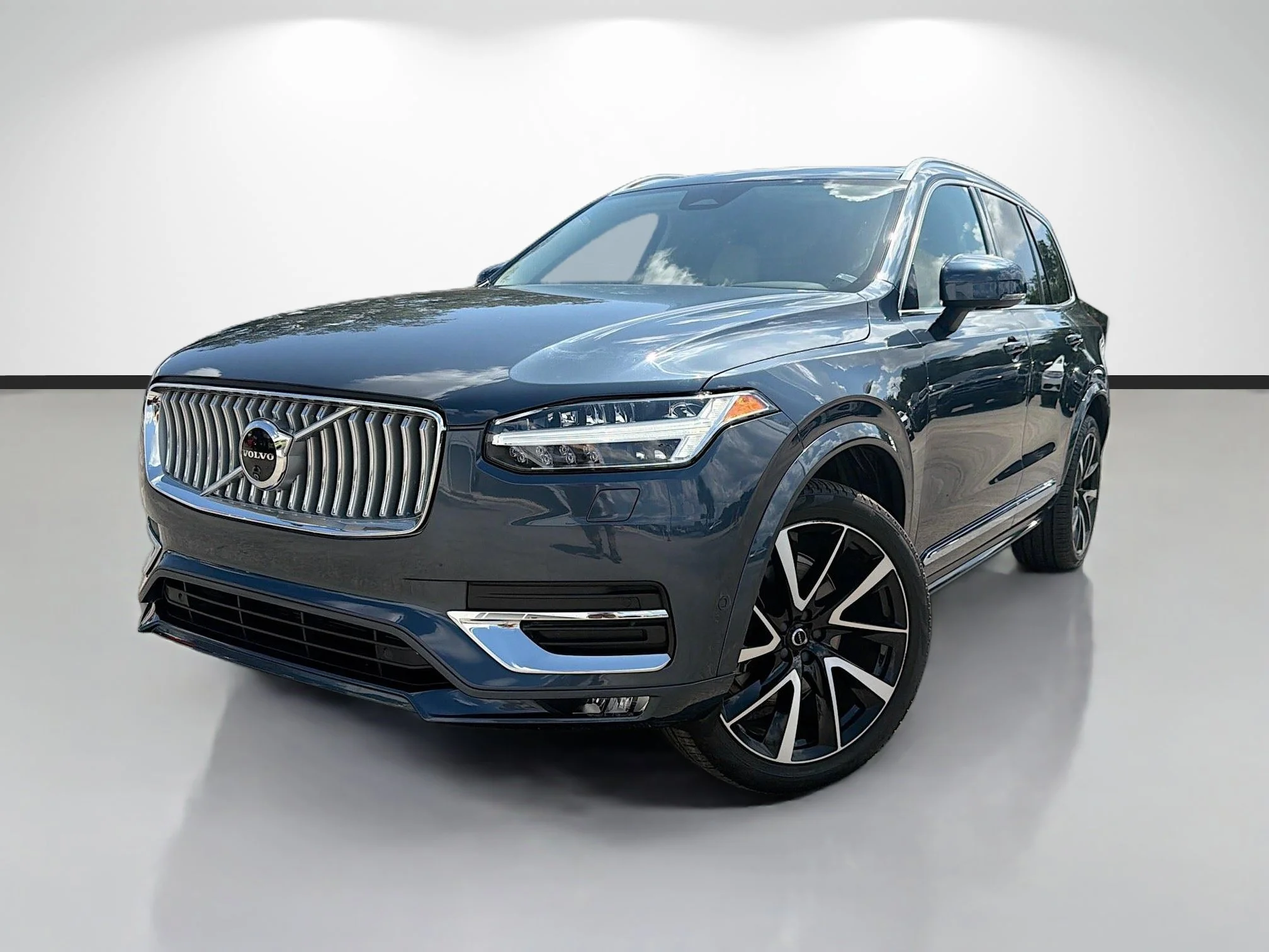 Used 2025 Denim Blue Metallic Volvo Plus image 1