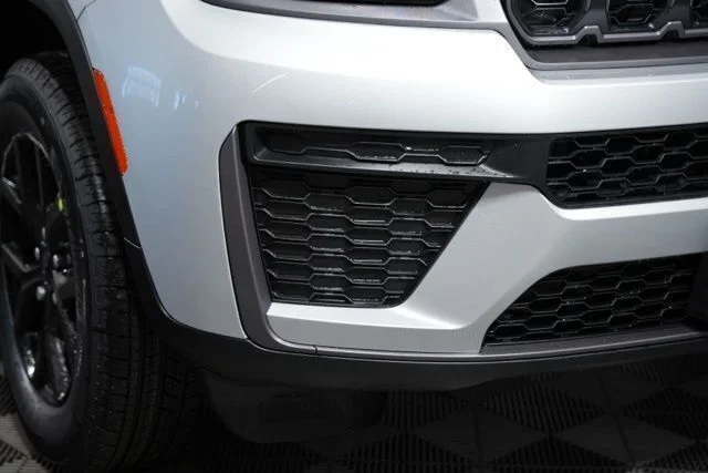New 2026 Silver Zynith Exterior Paint Jeep Altitude image 46