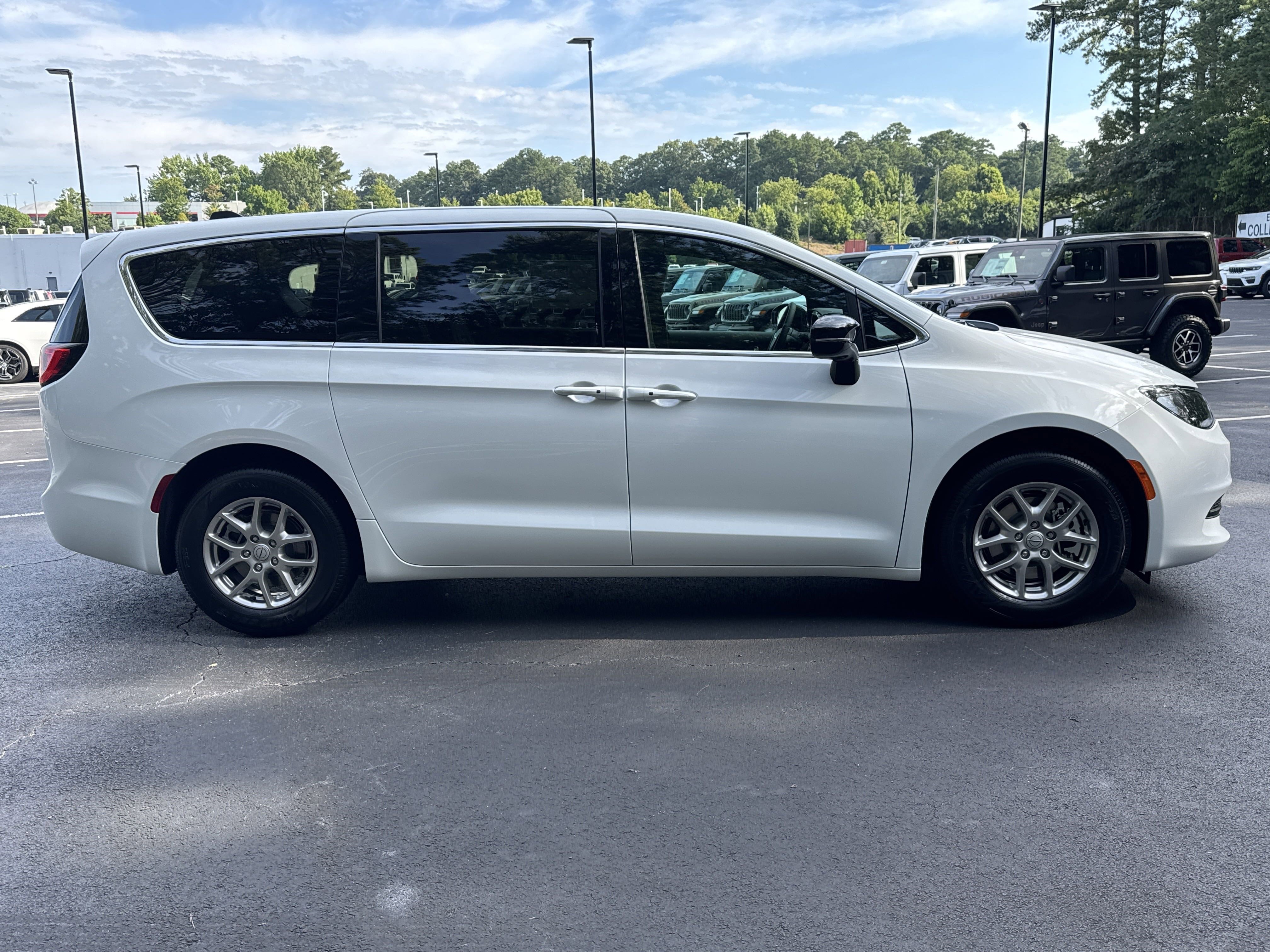 New 2025 Bright White Clearcoat Chrysler LX image 9