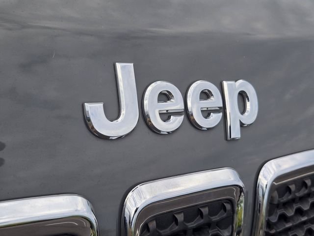 Used 2022 Gray Jeep Latitude Lux image 6