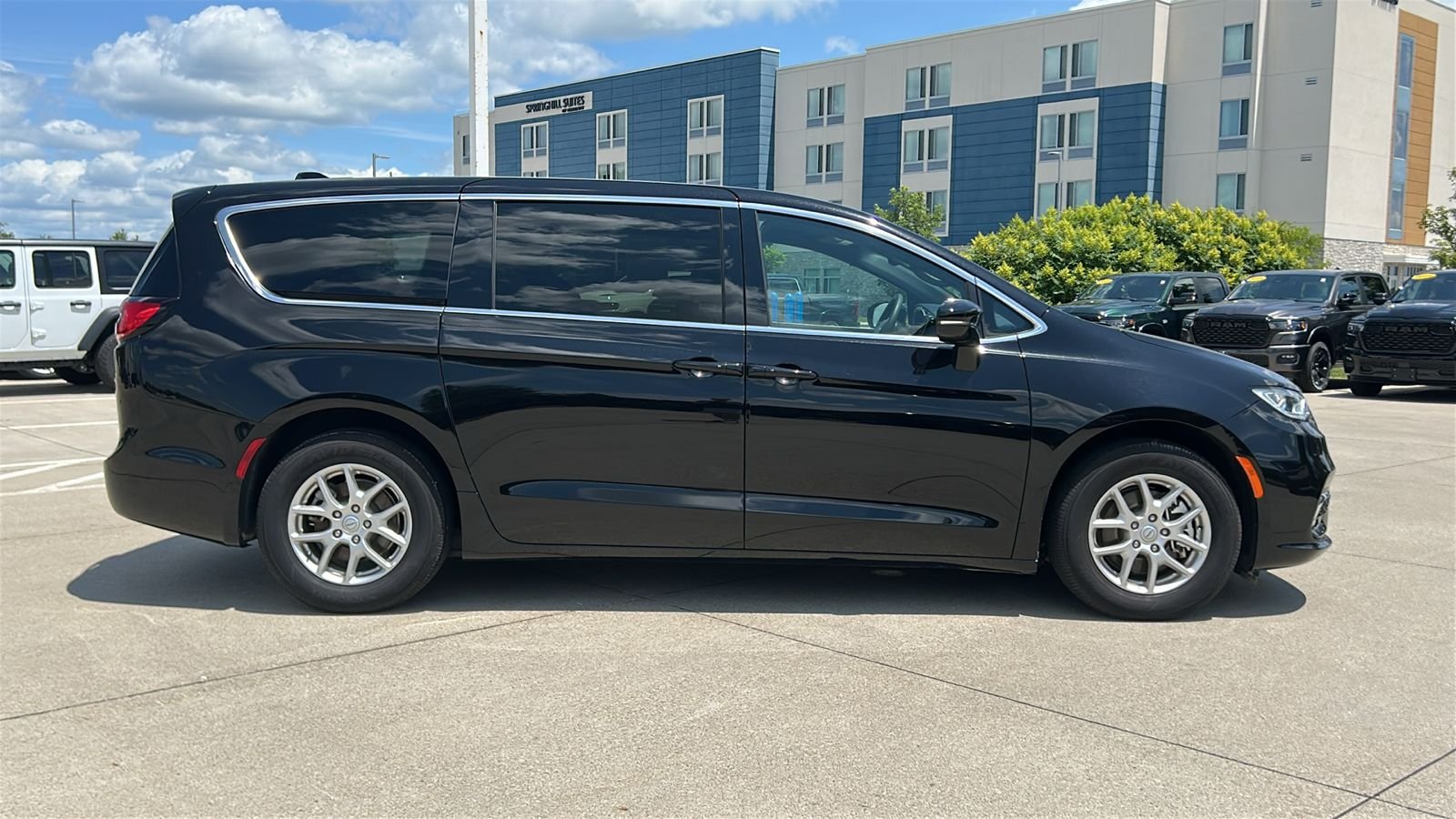 Used 2025 Black Chrysler Select image 3