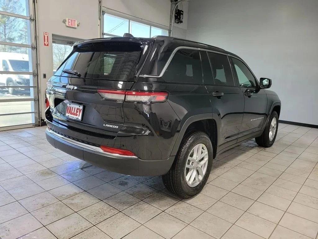 New 2026 Diamond Black Crystal Pearlcoat Jeep Laredo X image 5