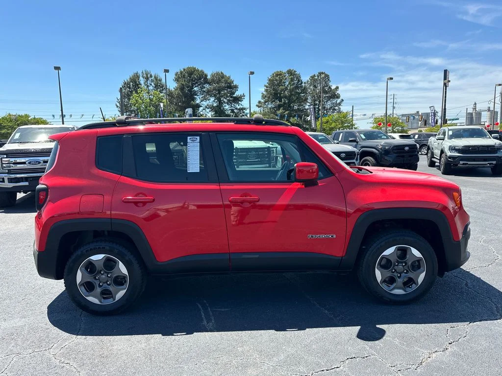 Used 2018 Red Jeep Latitude image 8