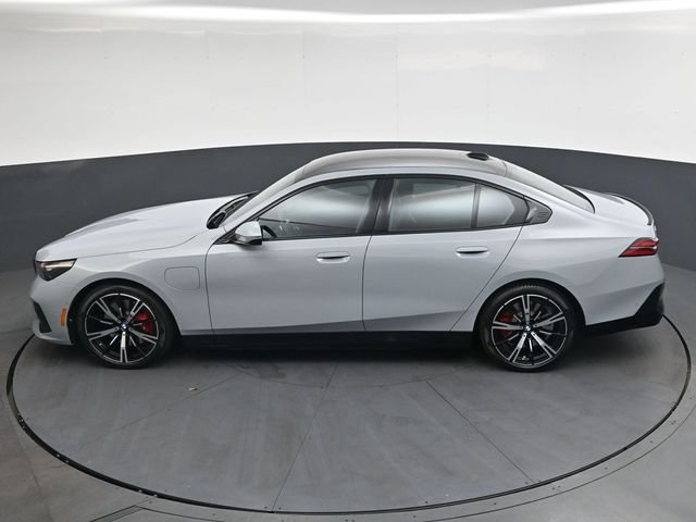 Used 2026 Gray BMW 550e xDrive image 28