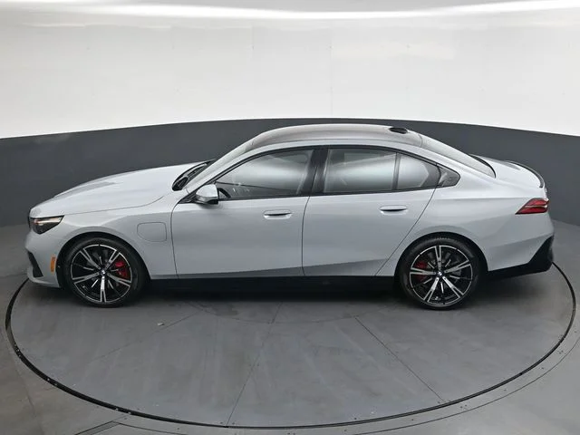Used 2026 Gray BMW 550e xDrive image 28