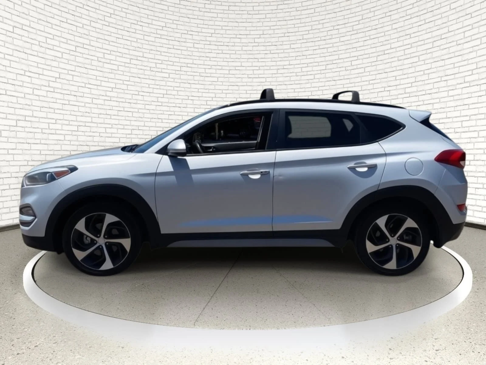 Used 2018 Molten Silver Hyundai Value image 11