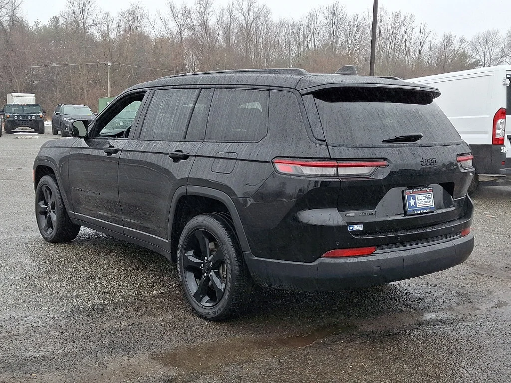 Used 2023 Diamond Black Crystal Pearlcoat Jeep Altitude image 8
