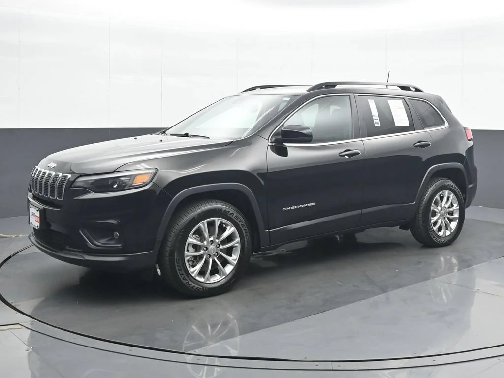 Used 2022 Black Jeep Latitude Lux image 2
