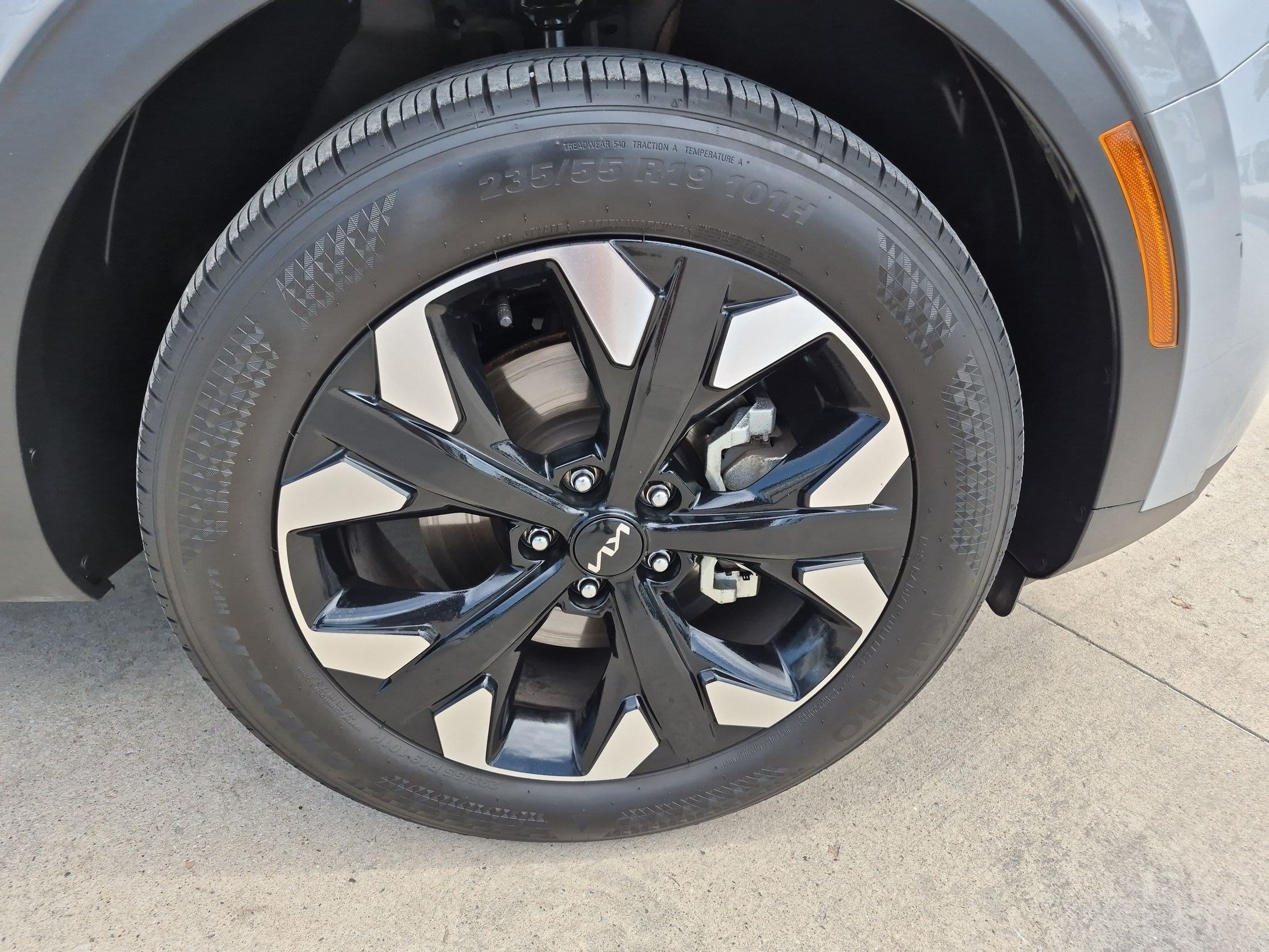 Used 2024 Wolf Gray Kia X-Line image 12