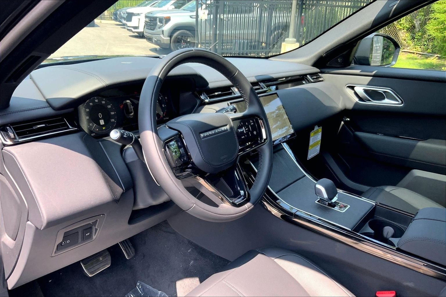 New 2026 Santorini Black Land Rover Dynamic SE image 8