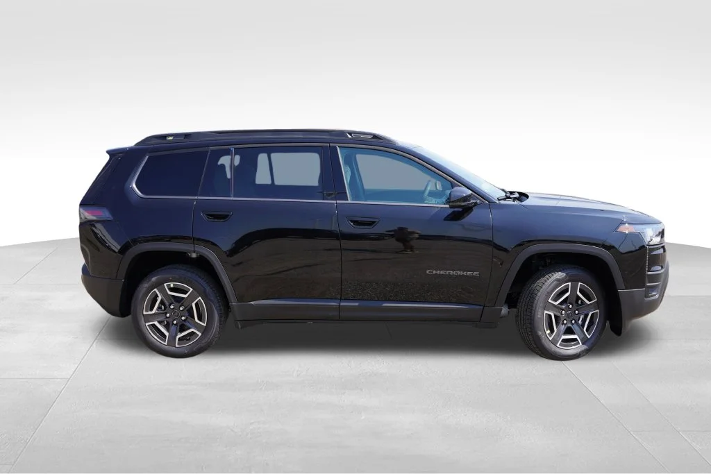 New 2026 Diamond Black Crystal Pearl-Coat Exterior Paint Jeep Limited image 2
