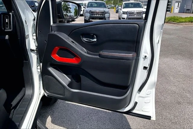 Used 2025 White Nissan PRO-4X image 25