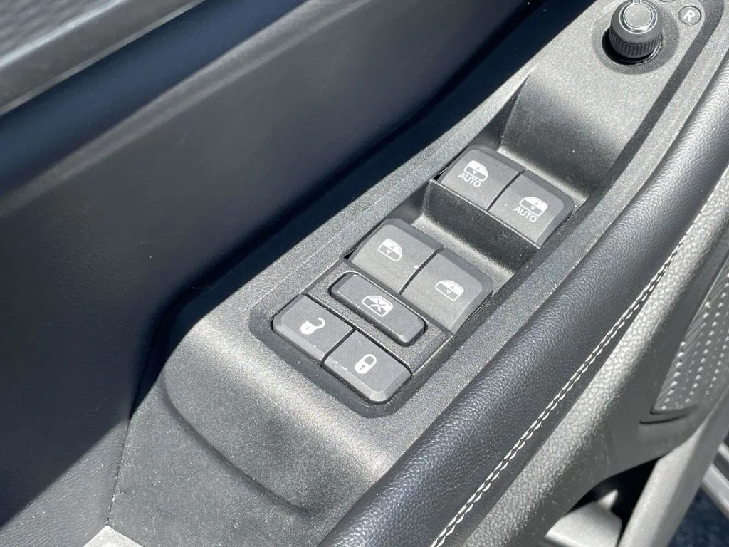 Used 2023 Black Jeep Altitude image 25