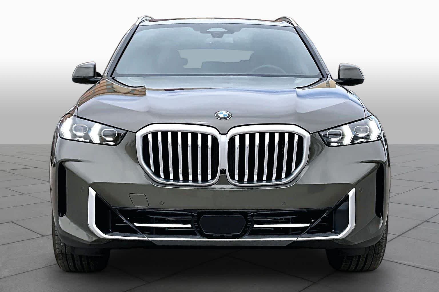 New 2026 Manhattan Green Metallic BMW sDrive40i image 3