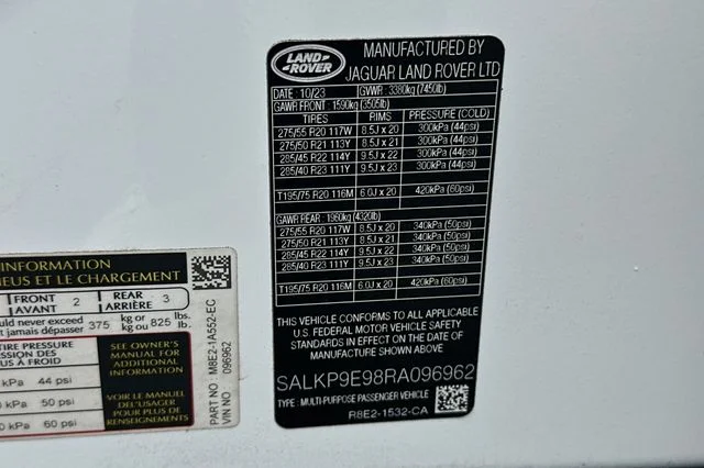 Used 2024 White Land Rover SE image 30