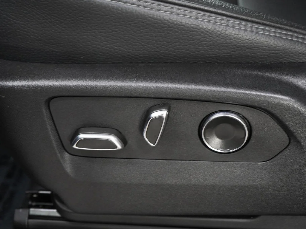 Used 2025 Onyx Black GMC Denali image 25