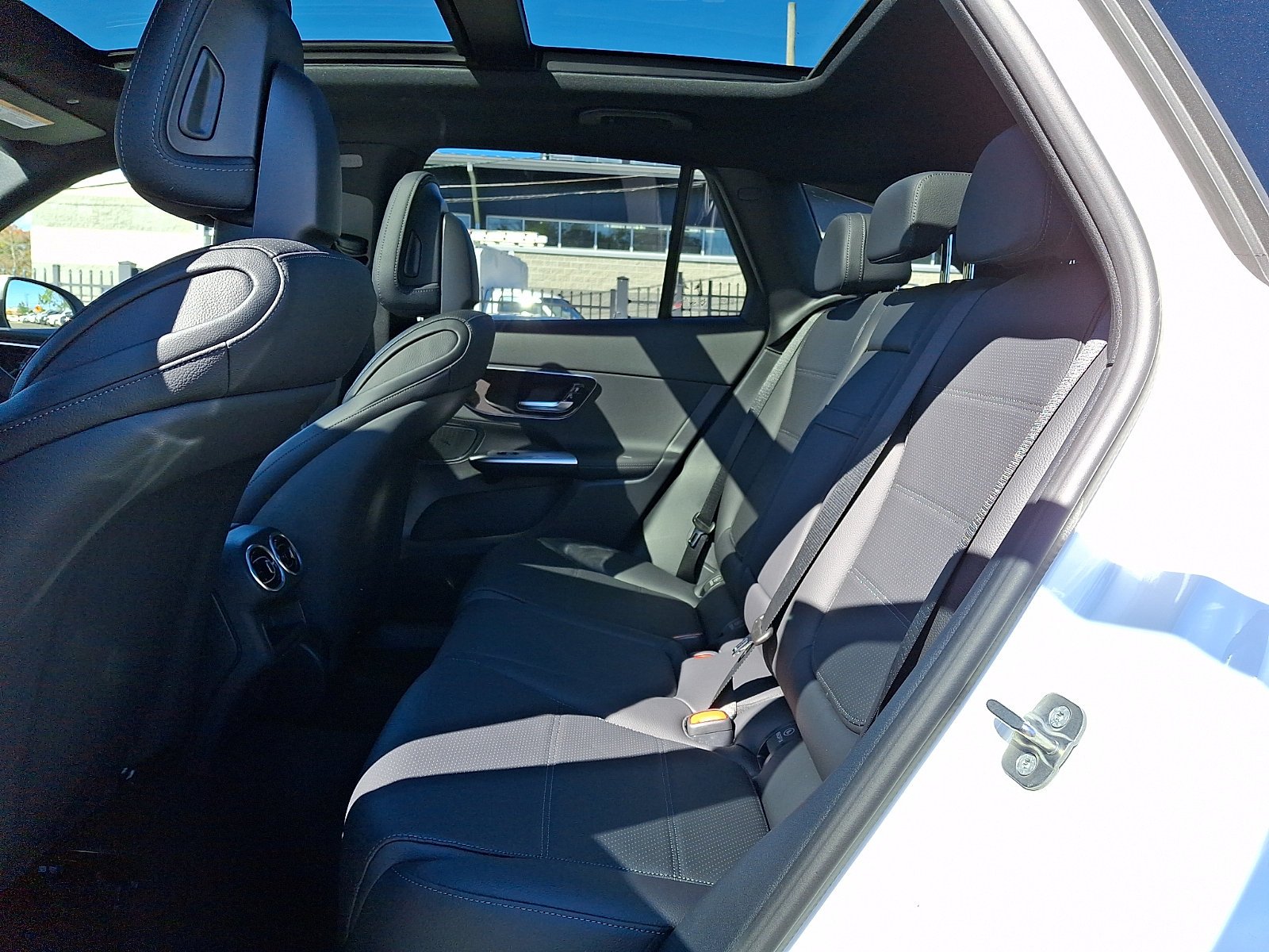 New 2027 Polar White Mercedes-Benz GLC 300 image 6