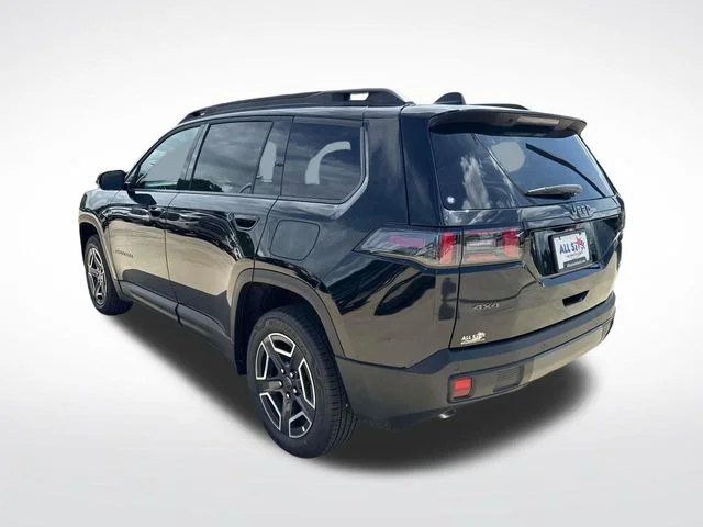 New 2026 Diamond Black Crystal Pearl-Coat Exterior Paint Jeep Laredo image 6