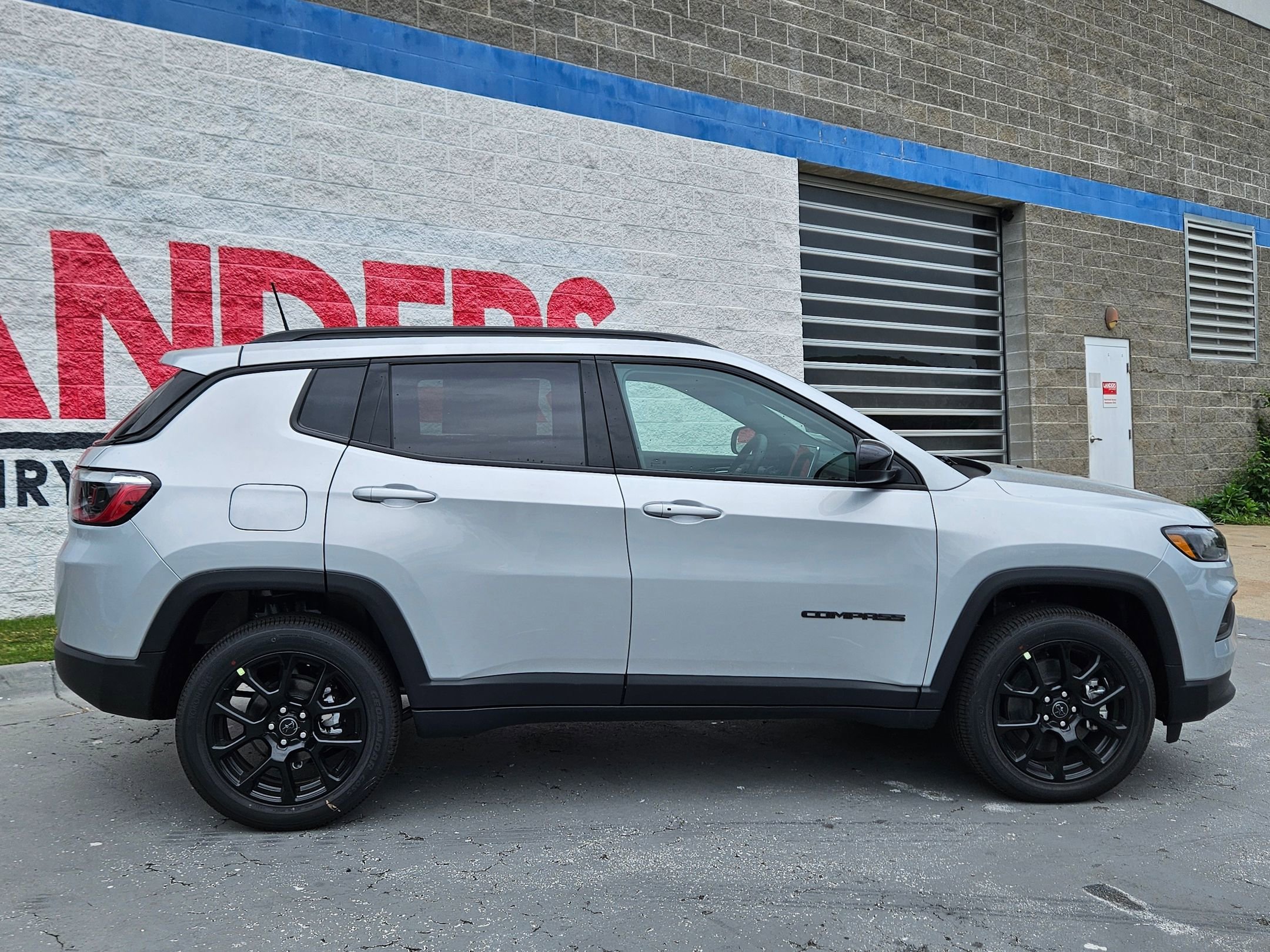 New 2026 Silver Zynith Metallic Clear-Coat Exterior Paint Jeep Latitude Altitude image 8