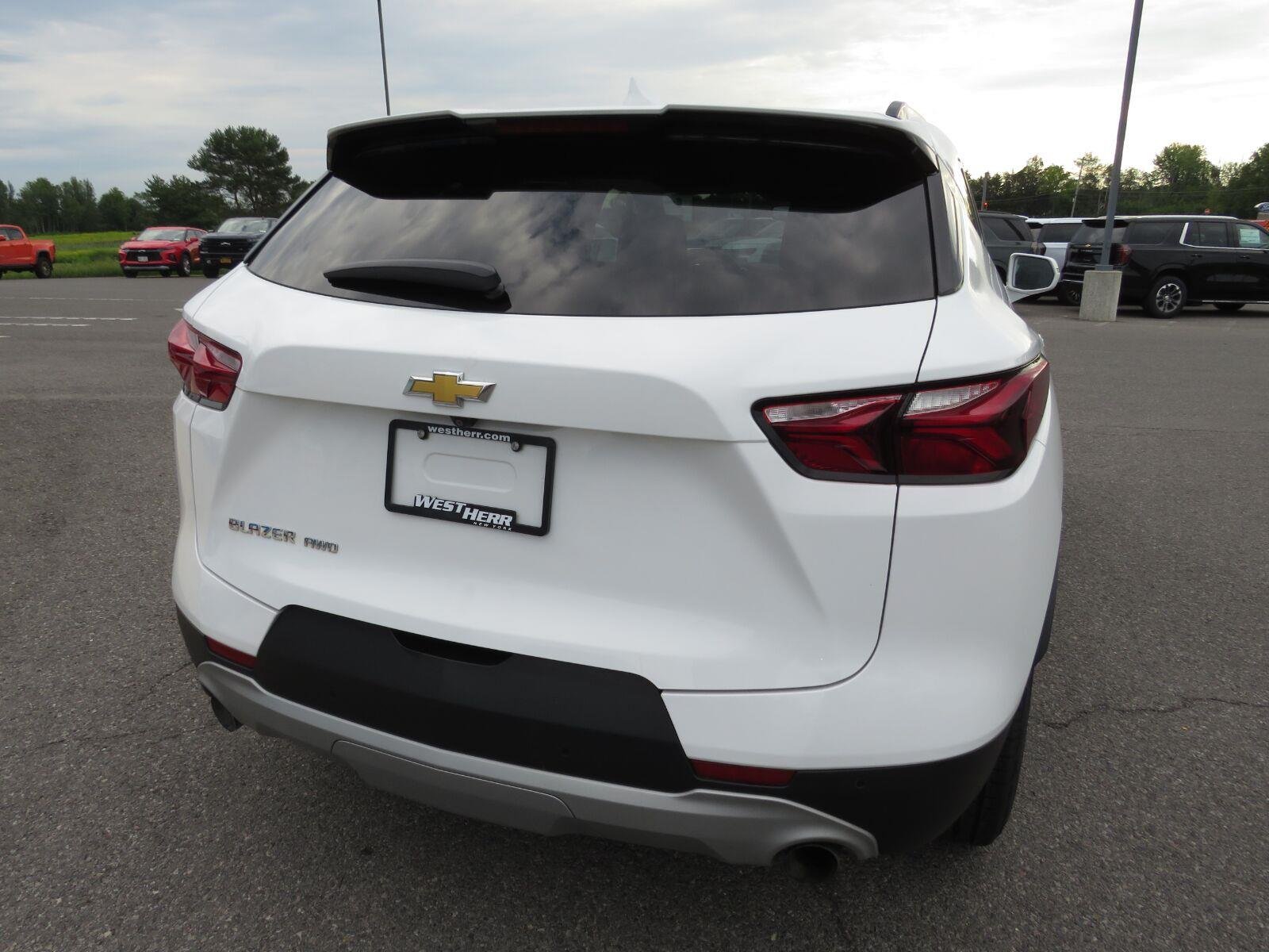 Used 2019 Summit White Chevrolet  image 7
