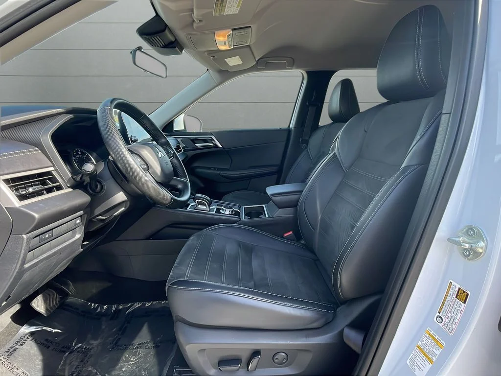Used 2024 Silver Mitsubishi SE image 10