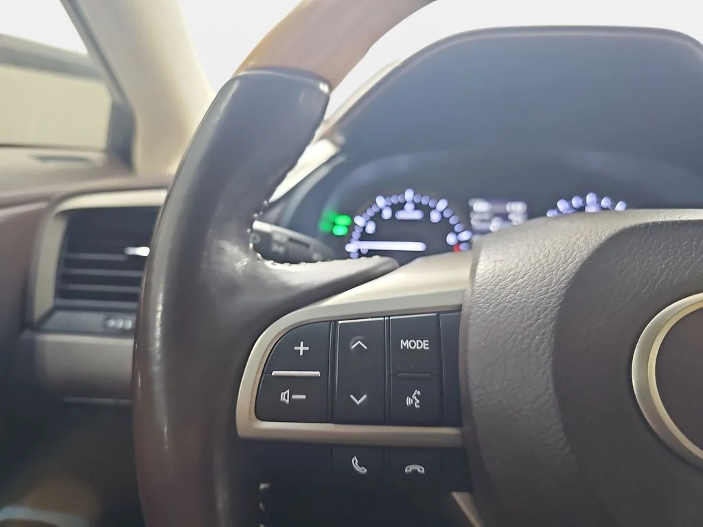 Used 2018 White Lexus 350L image 19