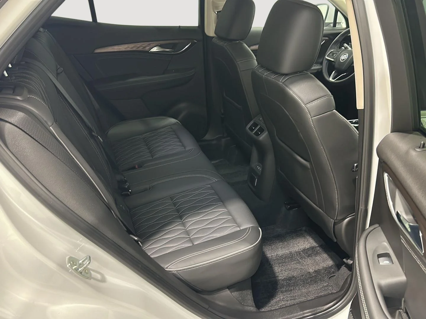 Used 2022 SUMMIT WHITE Buick Avenir image 26