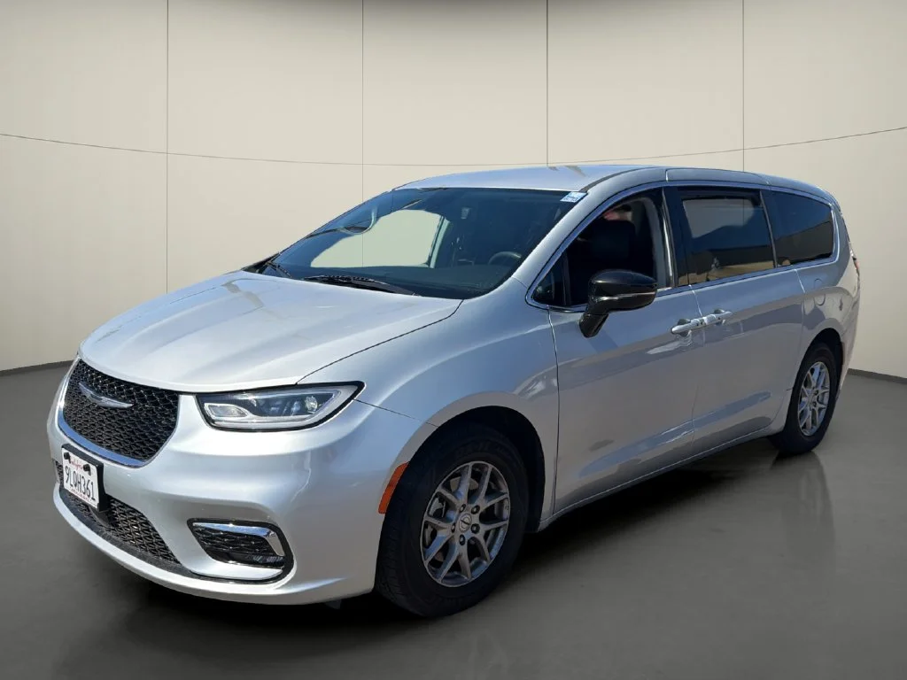 Used 2024 Silver Chrysler Touring L image 3