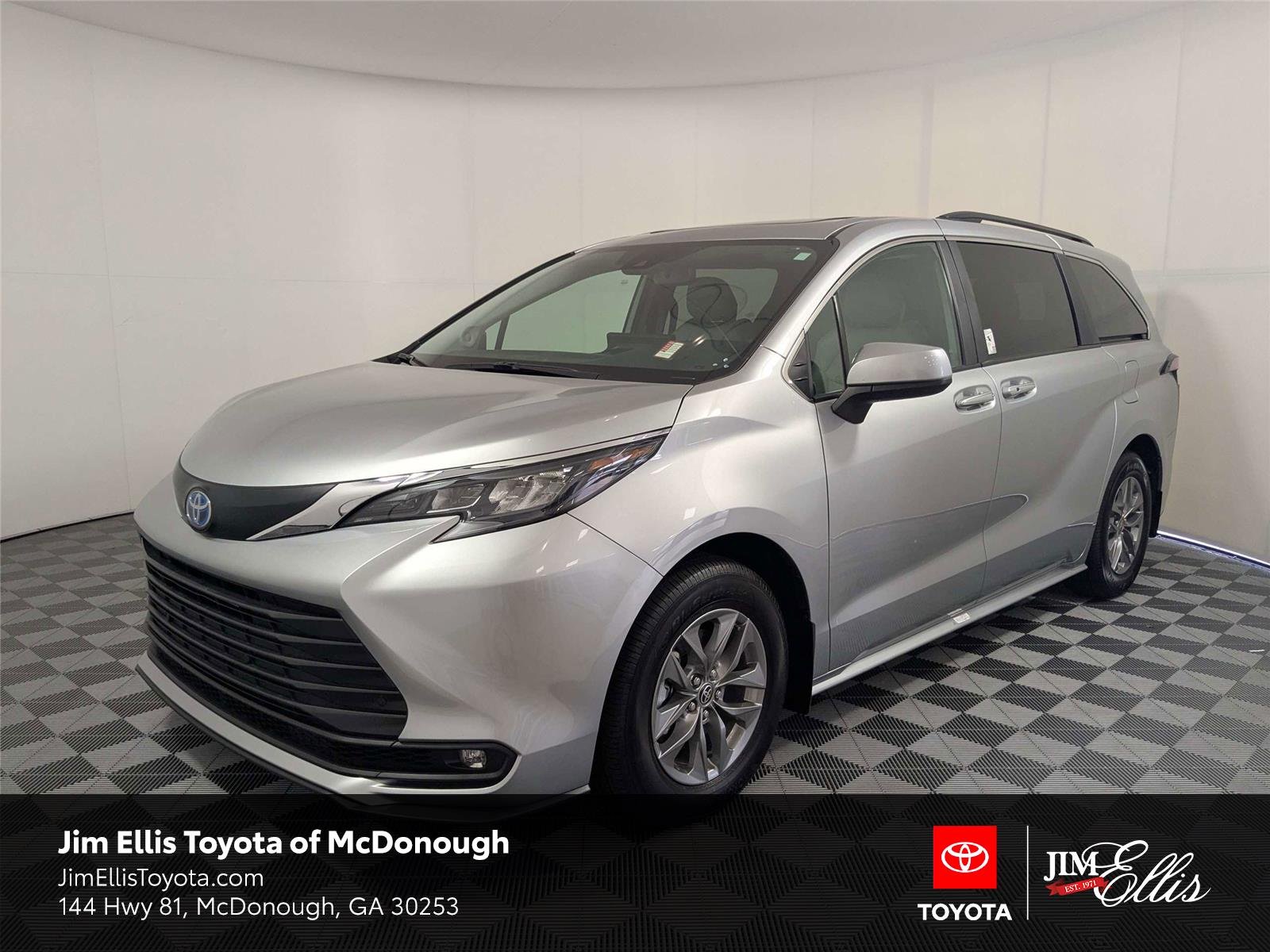 2025 Toyota Sienna XLE 8-Passenger Hybrid FWD's photo