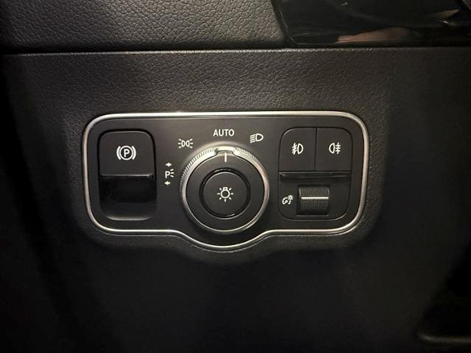 Used 2025 Cirrus Silver Metallic Mercedes-Benz 4MATIC® image 22