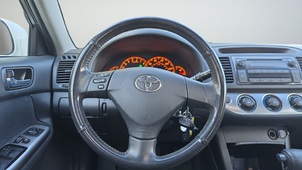 Used 2005 White Toyota SE image 31