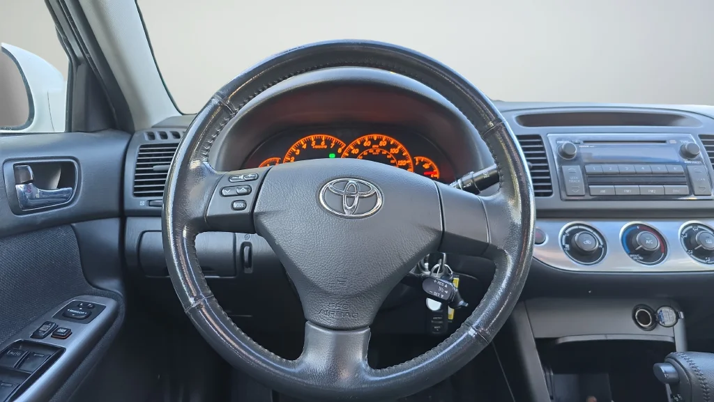 Used 2005 White Toyota SE image 31
