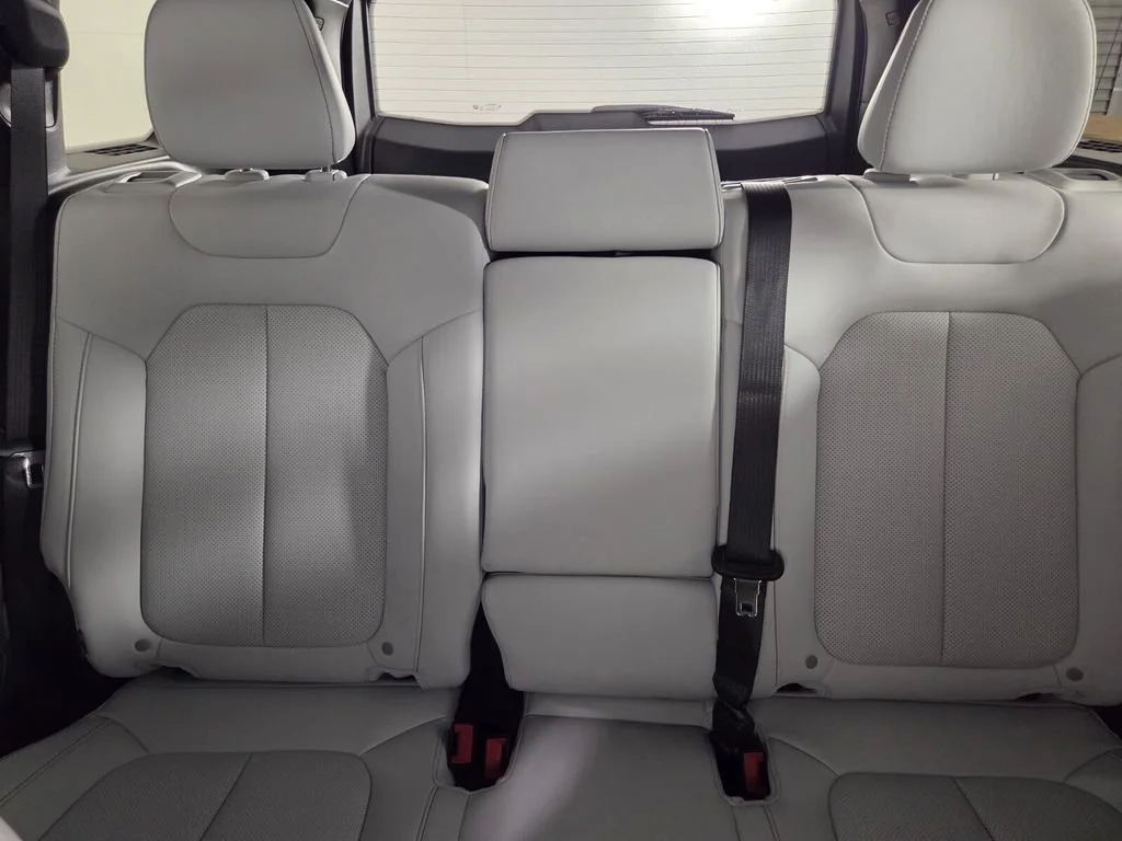 New 2026 Bright White Clear-Coat Exterior Paint Jeep Limited image 17