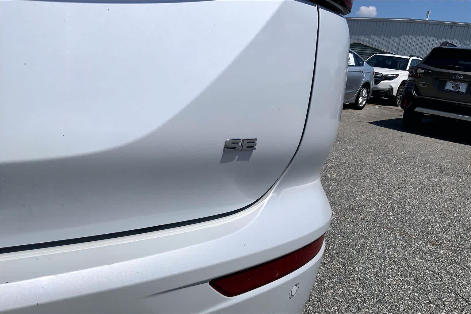 Used 2024 White Diamond Mitsubishi SE image 9