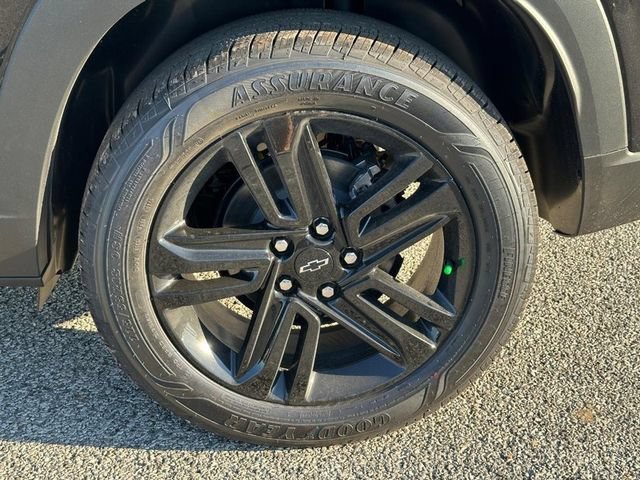 New 2026 Mosaic Black Metallic Chevrolet ACTIV image 4