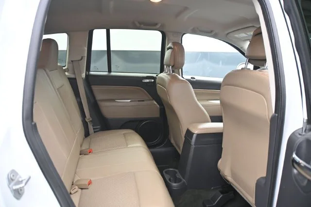 Used 2016 Bright White Clearcoat Jeep Latitude image 13