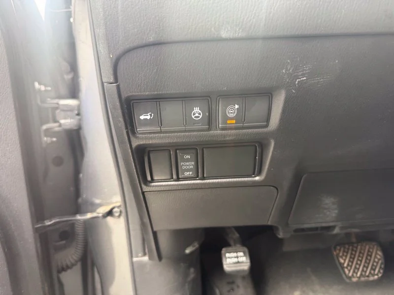 Used 2022 Gray Nissan Platinum image 7