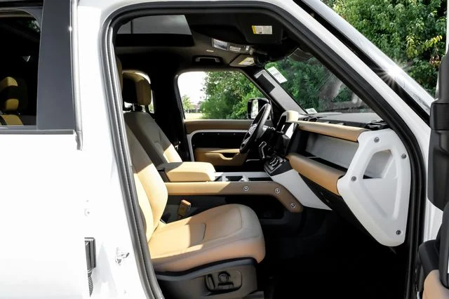 New 2026 Fuji White Land Rover S image 39