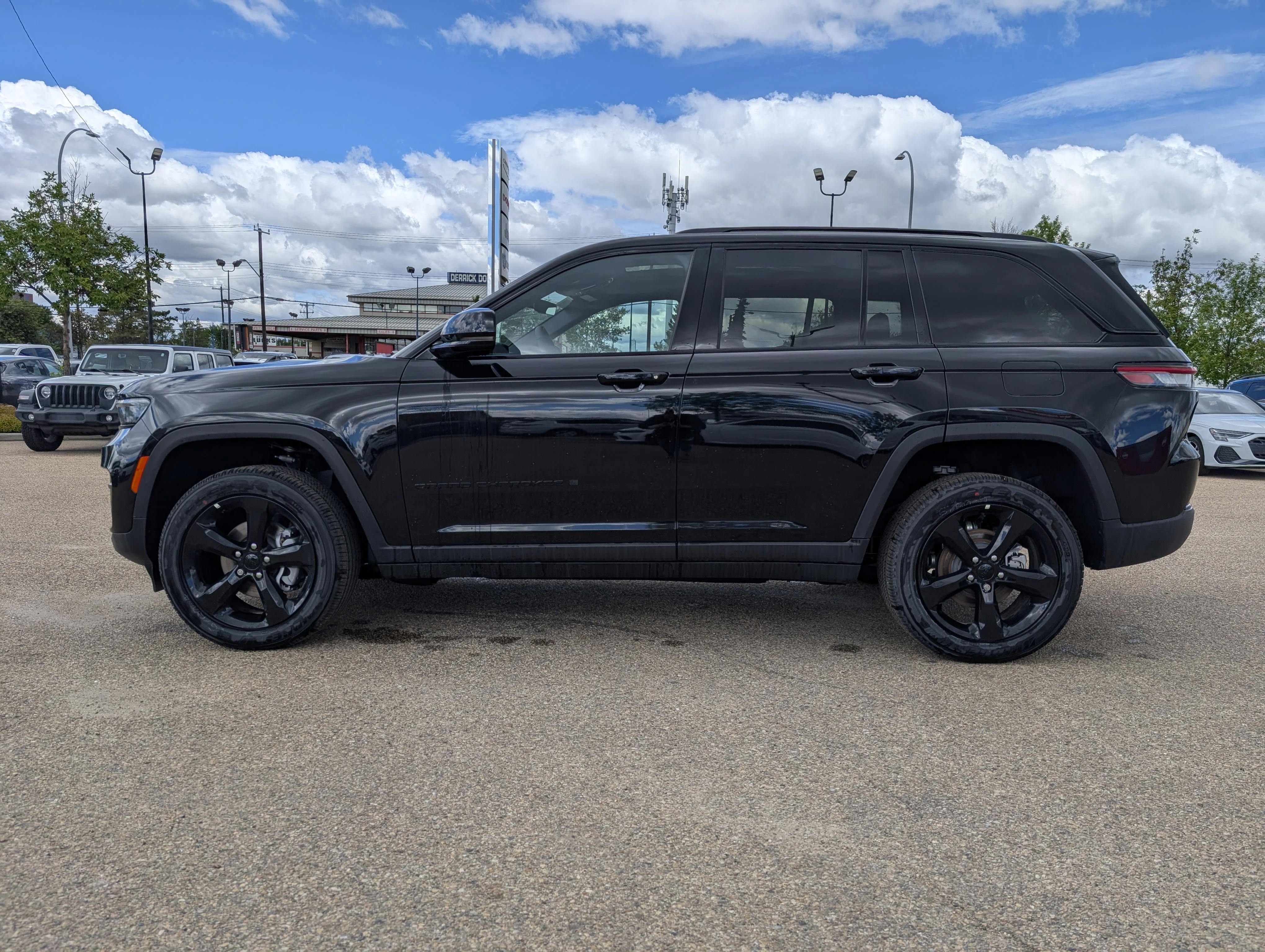 New 2025 Diamond Black Crystal Pearl Jeep Altitude image 3