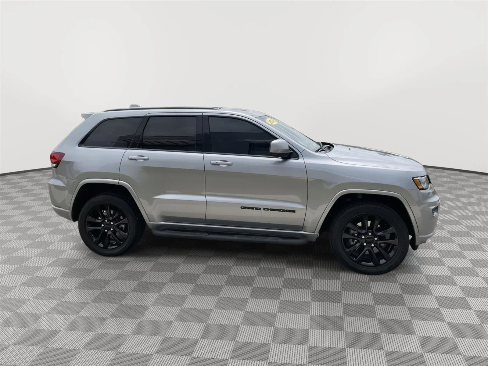 Used 2021 Billet Silver Metallic Clearcoat Jeep Laredo X image 3