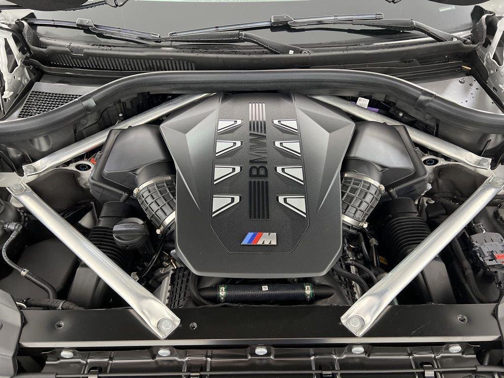 New 2026 White Metallic BMW M60i image 15