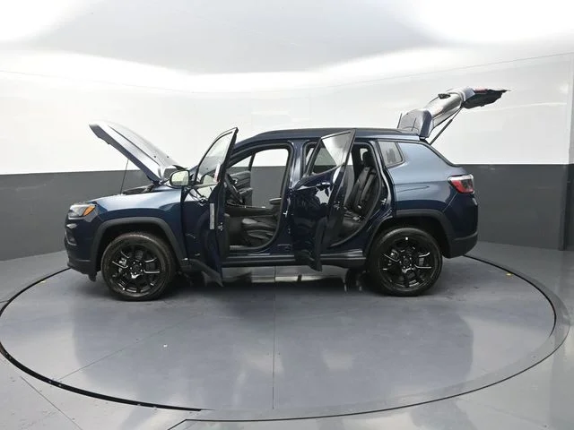 New 2026 Fathom Blue Pearl-Coat Exterior Paint Jeep Latitude image 35